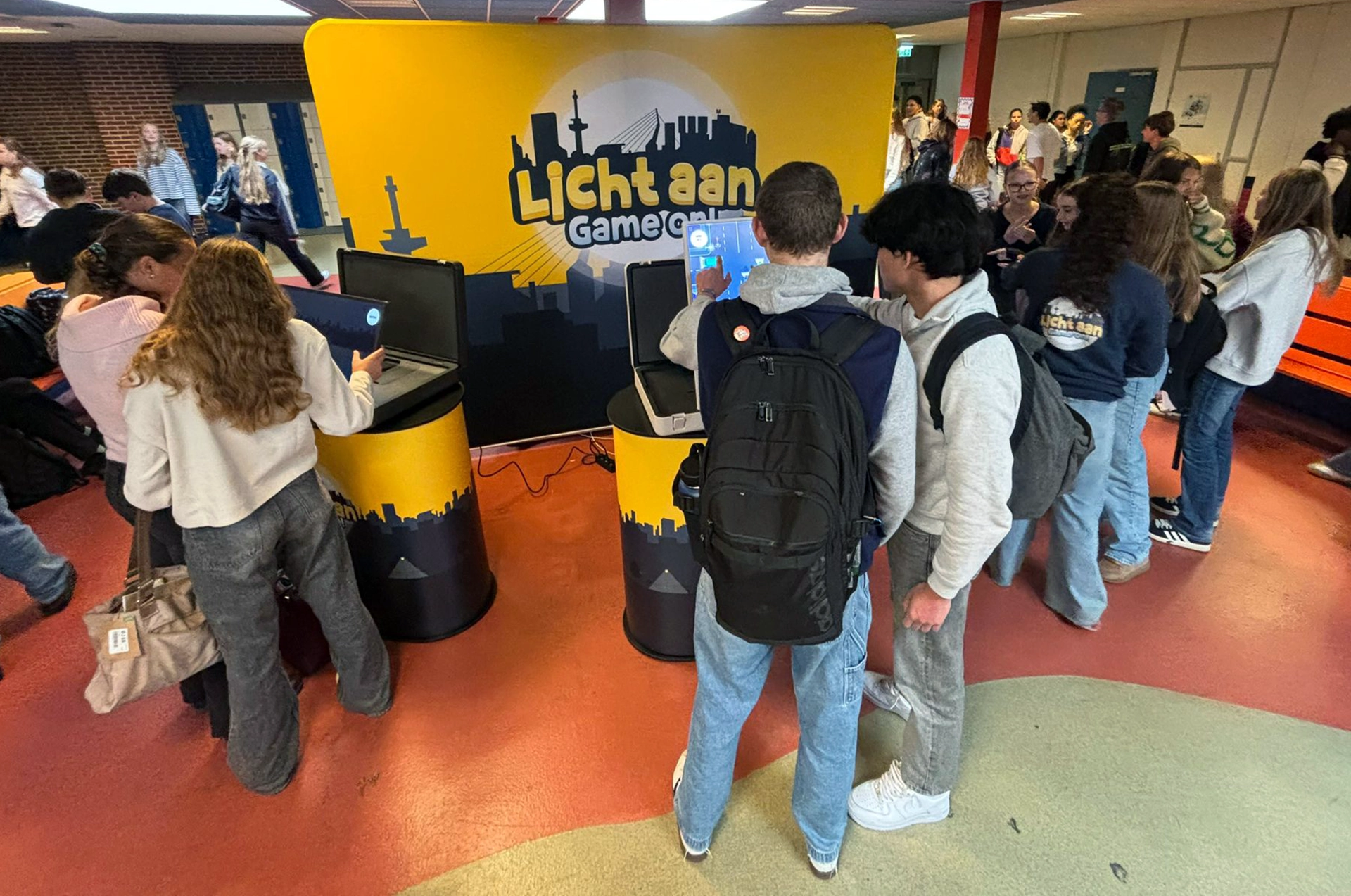 GSR leerlingen spelen games over goede fietsverlichting