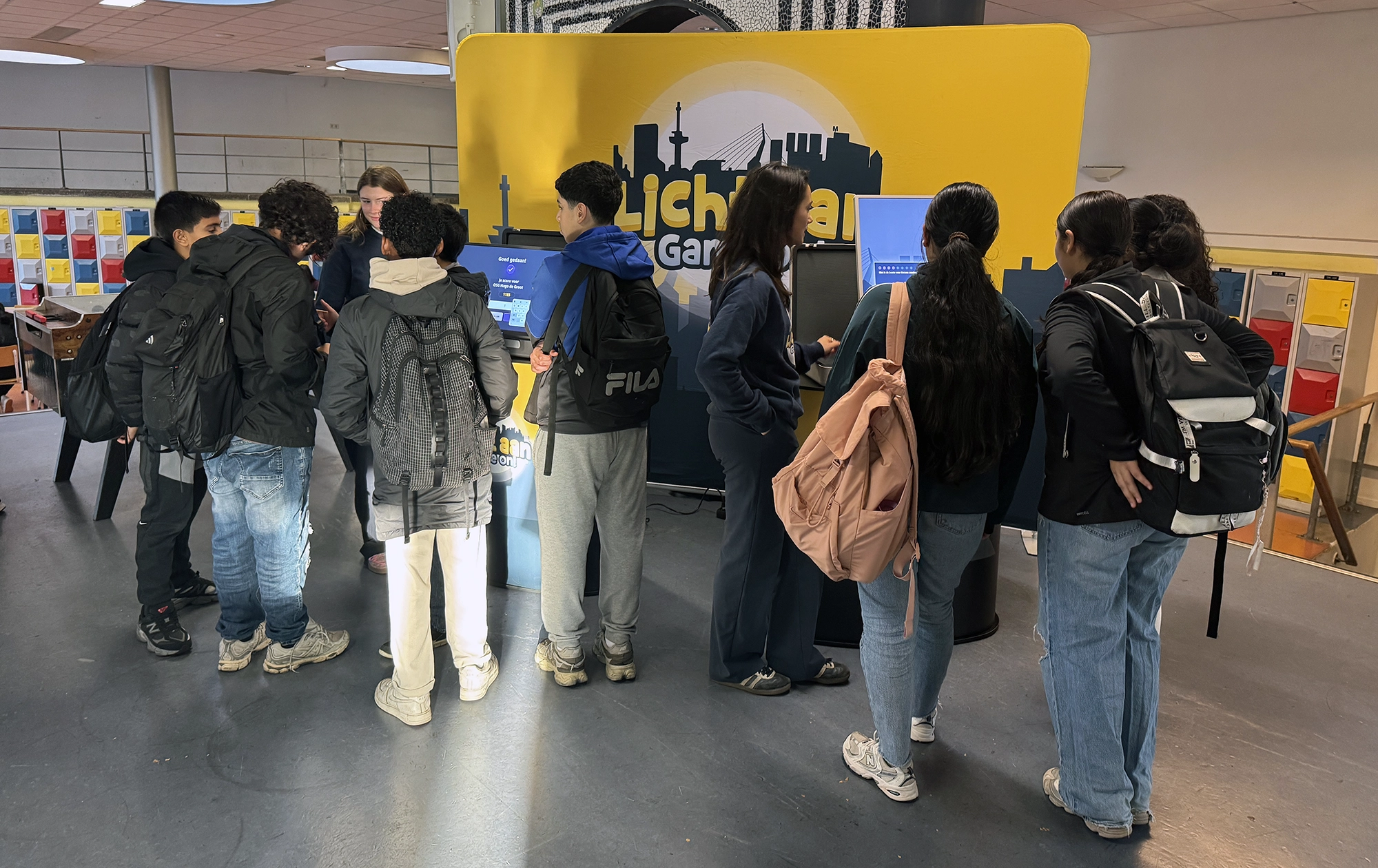 Hugo de Groot leerlingen spelen games over goede fietsverlichting