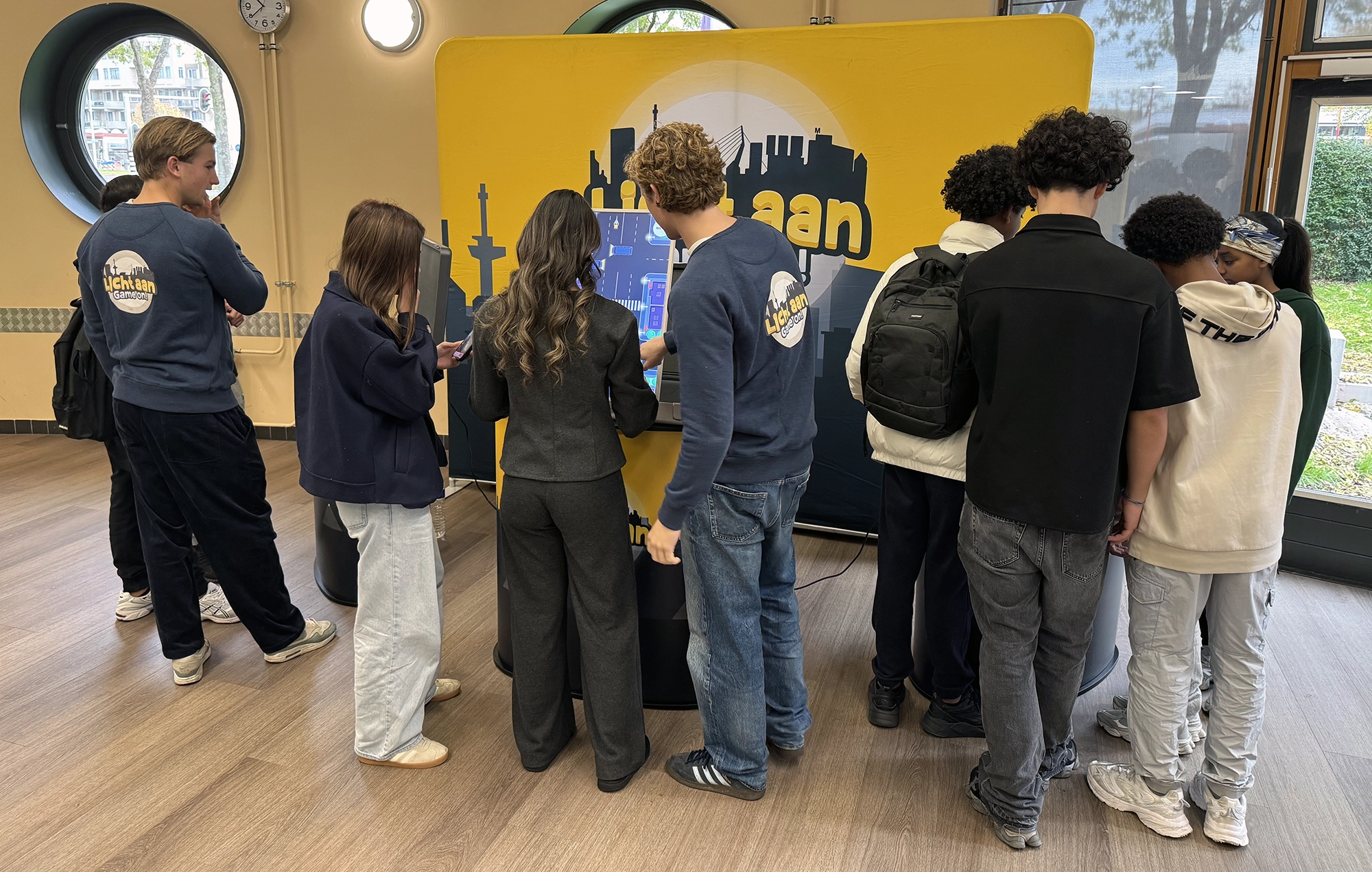 Thorbecke leerlingen spelen games over goede fietsverlichting