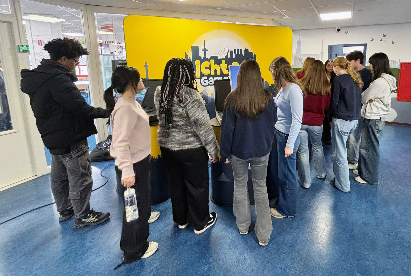 Leerlingen Wolfert Tweetalig spelen Licht aan, game on!