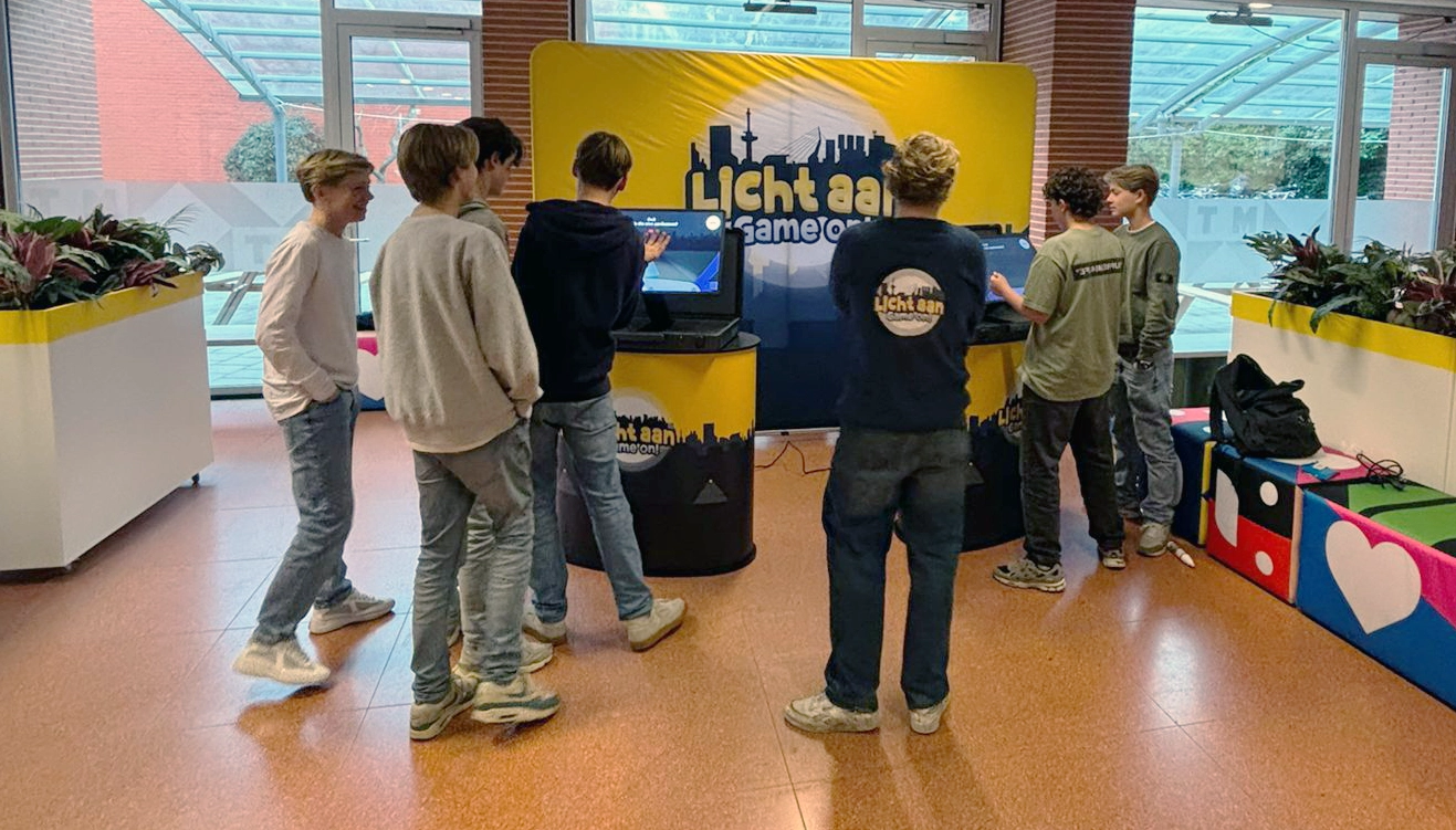 de Toorop Mavo leerlingen spelen games over goede fietsverlichting