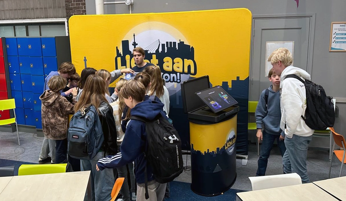 Leerlingen Marnix College spelen Licht aan, game on!